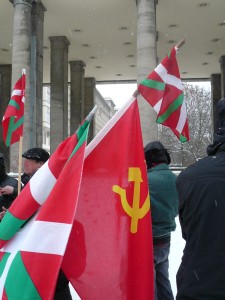 Drapeaux Basques et Communistes Berlin 2010 manifestation R